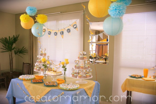 festa aniversario sol nuvem azul amarelo you are my sunshine birthday party yellow blue pompons lanternas cupcakes bandeirinhas bandeirolas decoração faça você mesmo dyi tutorial como fazer rotulos 2 anos