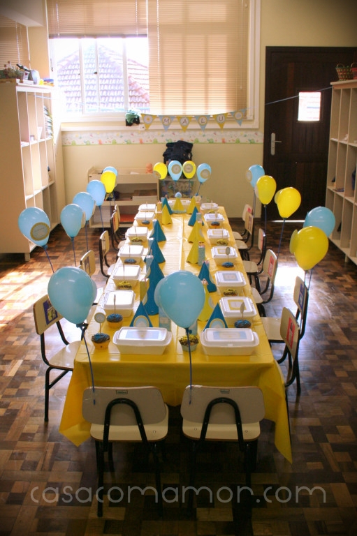 festa aniversário 2 anos escola decoração azul amarelo sol nuvem lindo charmoso cute fofo criança balões marmitas cupcakes docinho salgadinho suco rotulo personalizado banner bandeirinhas