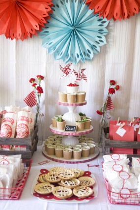 strawberry-birthday-party-food-display-285x427